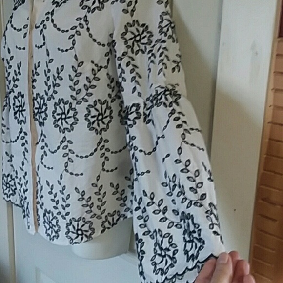 Worthington Unique Eyelet Women's Blouse Size Medium - Picture 3 of 7